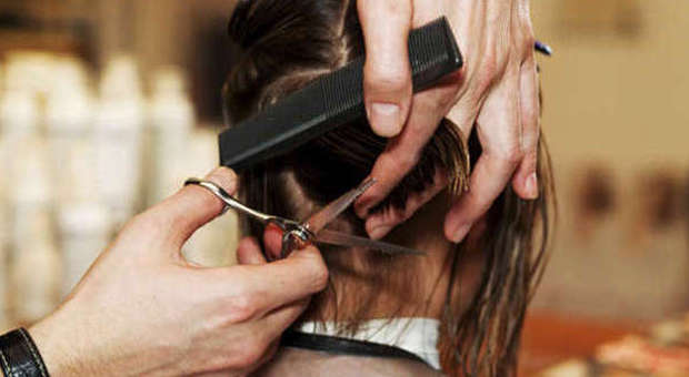 Tradimenti, meglio il fidanzato del parrucchiere: una donna su quattro tradirebbe il partner ma non il coiffeur