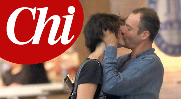 Elisa Isoardi ha tradito Matteo Salvini: "beccata" mentre bacia un altro