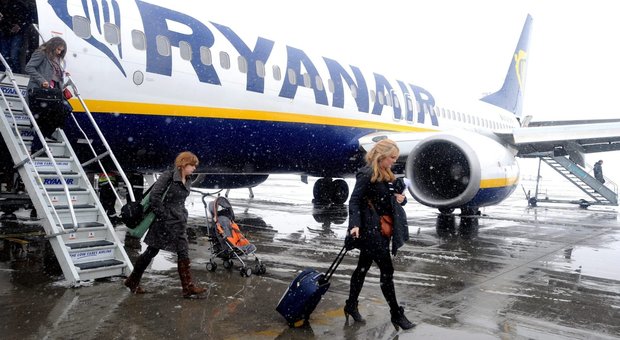 Ryanair e bagagli, scattano le nuove regole sui trolley: ora conviene l'imbarco priority