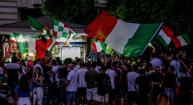Italia campione d'Europa, Da “Trieste in giù” tutti a cantare l’inno della vittoria