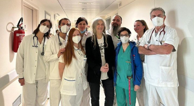 Patti Smith ringrazia i medici dopo il malore: «Grata delle cure ricevute, so che purtroppo non tutti hanno questa fortuna»