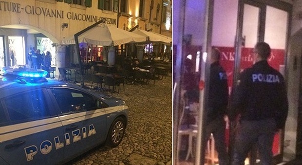 La polizia al bar Bistrot di Udine per notificare la sospensione temporanea della licenza