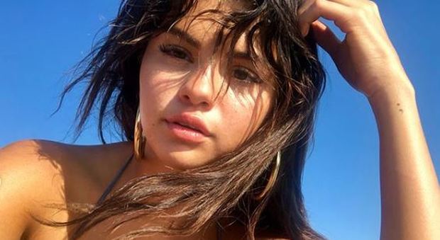 Selena Gomez in bikini su Instagram, la fan la critica: «Sei grassa». Ma la foto è record di like
