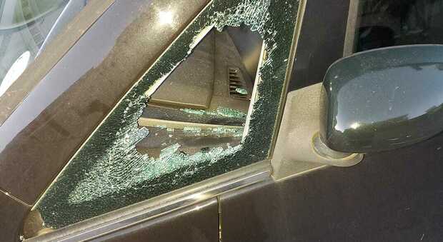 Vandali scatenati a Marano: vetri delle auto in sosta distrutti