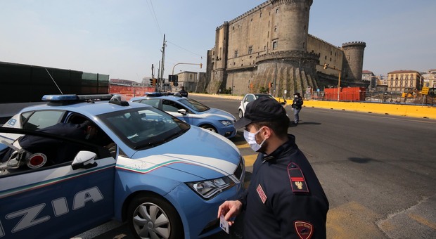 Violenza a Napoli, in forte stato di agitazione e armato di coltello a piazza Municipio: denunciato 48enne