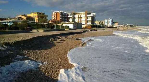 Il mare ha scarnificato la passeggiata sul litorale di viale Adriatico