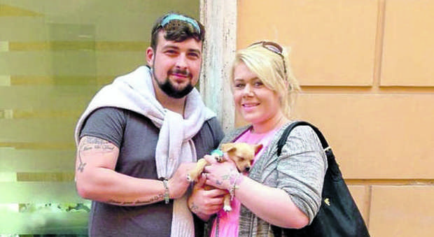 Roma, tre rom a una coppia di turisti: «Dateci i soldi o ammazziamo il cane»