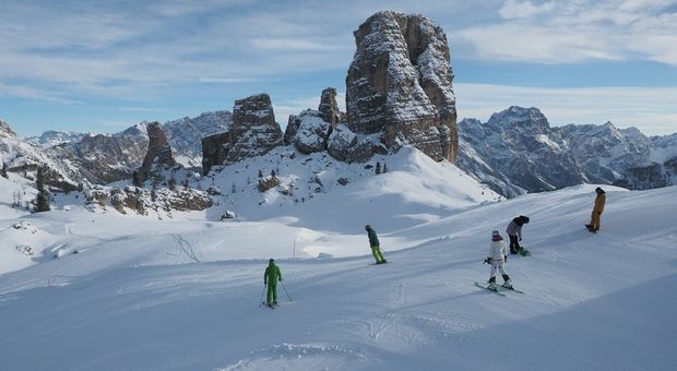 Sciatori in pista nel comprensorio delle Cinque Torri a Cortina: aumenta la sicurerzza per gli appassionati