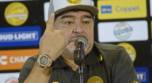 Maradona: «Tagliate il mio stipendio, non quello di tutti i dipendenti»