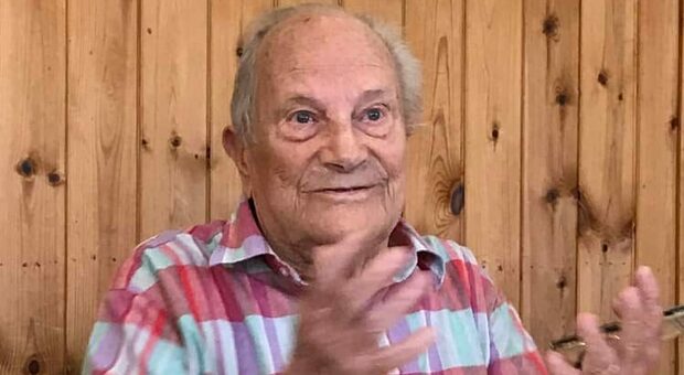 Il maestro Renzo Franzoni si è spento a 97 anni dopo una vita votata all'insegnamento, città in lutto