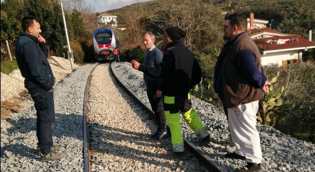 Deraglia carrozza treno Napoli-Benevento, panico a bordo: stop alla linea ferroviaria