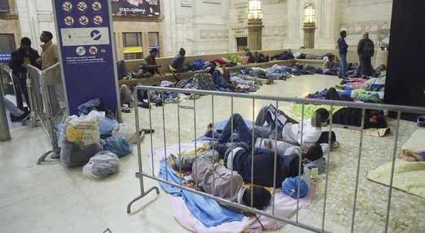 Emergenza profughi: stazione Centrale trasformata in hotel di fortuna, bivacco per centinaia di immigrati