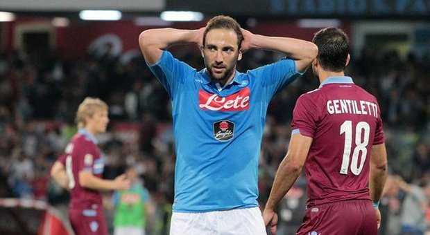 Napoli, l'ultima delusione: la Lazio sbanca il San Paolo per 4-2. Higuain sbaglia il rigore decisivo, fallimento Benitez