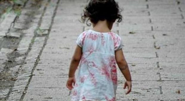 Milano, genitori picchiano la figlia disabile di tre anni e mezzo. Intercettazioni choc «Avveleniamo la scimmia»