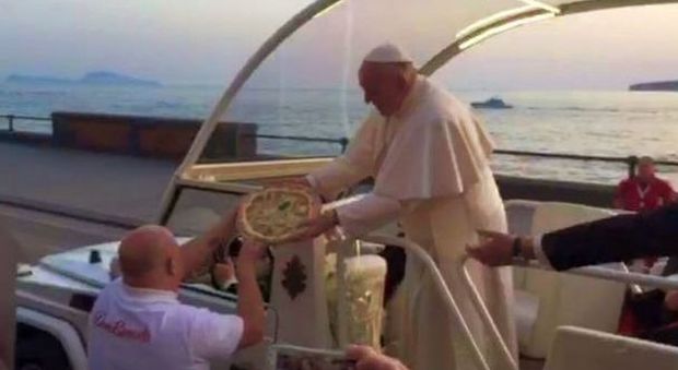 Choc a Napoli, il pizzaiolo di Papa Francesco arrestato per truffa agli anziani