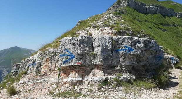 Parco Nazionale Monti Sibillini, ignoti sfregiano le rocce con una bomboletta spray