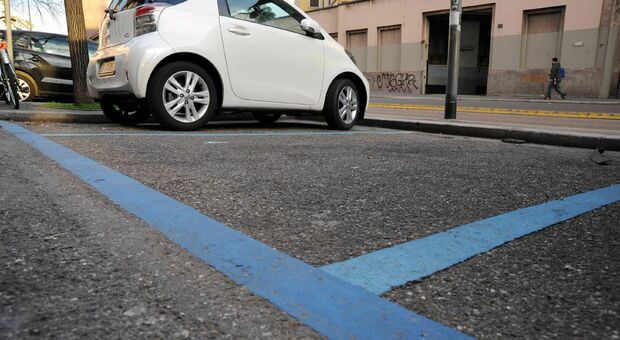 Milano, arrivano i sensori intelligenti per trovare parcheggio (e i furbetti)