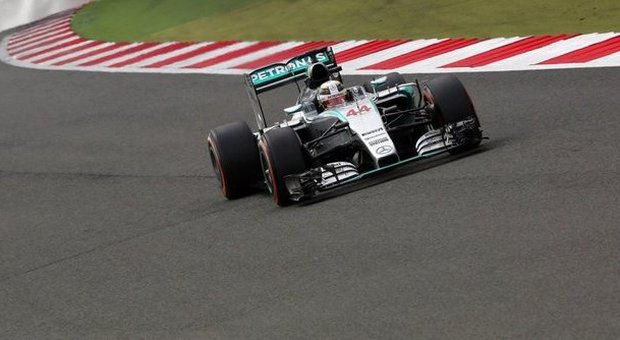 Pole position per Hamilton, seconda fila targata Williams. Dietro le Ferrari: 5° Raikkonen, 6° Vettel
