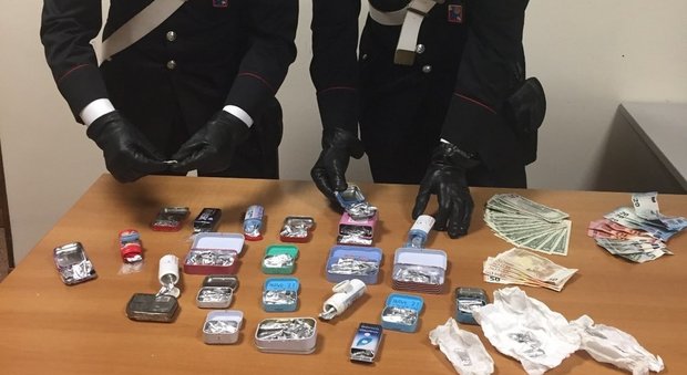 Roma, nascondeva droga shaboo nelle caramelle per le feste dei filippini: arrestata pusher 37enne