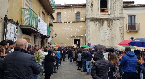 Antonio, ucciso a 18 anni: centinaia di palloncini bianchi al funerale