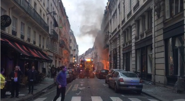 Esplosione Parigi, la testimonianza a Leggo di un'italiana: «abbiamo sentito un boato, poi c'era solo fumo»