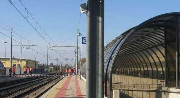 Ragazza di 22 anni si uccide gettandosi sotto il treno in stazione