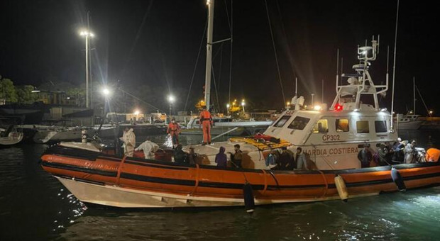 Migranti, barchino con 70 persone si ribalta nei pressi di Lampedusa: dispersa una neonata