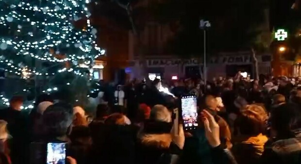 Violino illuminato sotto l'albero, a Porto San Giorgio la magia di Valentino Alessandrini che inaugura in piazza il Capodanno