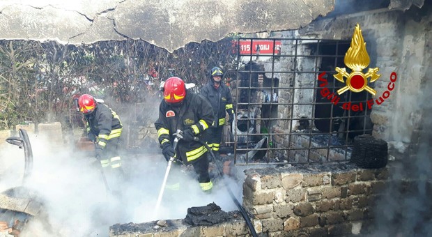Magliana, incendio in un deposito di vestiti: pompieri al lavoro per tutta la notte