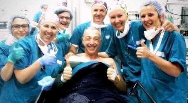 Linus operato, scatta un 'selfie' coi medici. "Grazie a tutti"