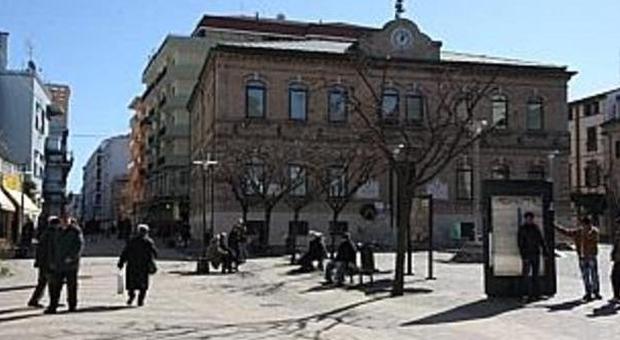 Bivacchi dei senzatetto nella centrale piazza Mazzini