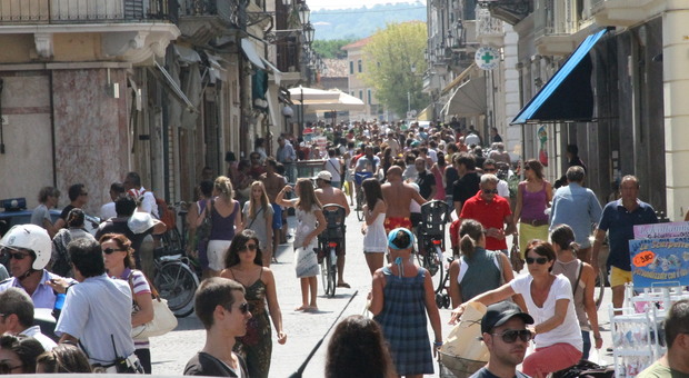 Senigallia, al mercato o nei negozi: borseggiatori scatenati tra la folla