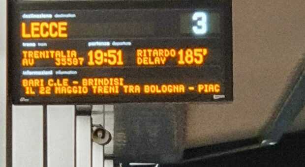 Guasto sulla tratta ferroviaria Pescara-Bari, in Puglia treni in forte ritardo, pullman per i viaggiatori. L'elenco aggiornato dei convogli fermi