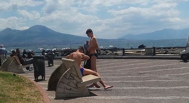 Napoli, baby gang a Mergellina infastidiscono bagnanti: «Riportare legalità in città»