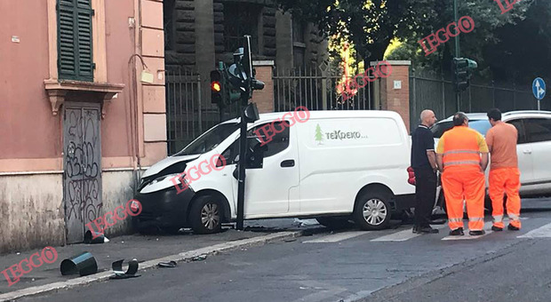Incidente a Termini, un Suv tampona un furgone che invade il marciapiede e si schianta sul muro.