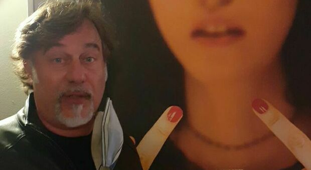 Dario Cassini a Civitanova davanti alla locandina del film "I predatori"