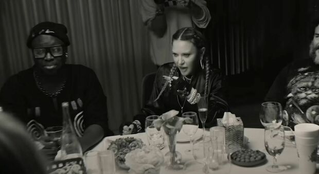 Madonna, in un video l'annuncio del tour mondiale: a tavola con gli amici, offre taralli pugliesi