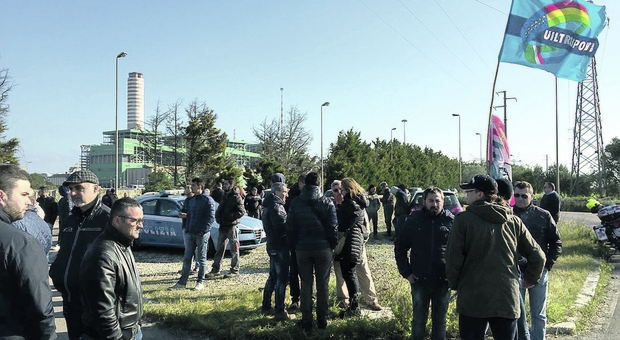 Cambi d’appalto a Cerano: operai bloccano l’accesso. A rischiare sono in 22