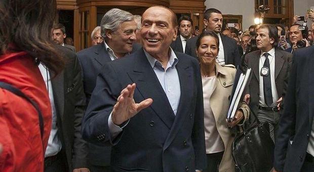 Centrodestra, Berlusconi si riprende la scena e offre una «lista scialuppa» a Bossi