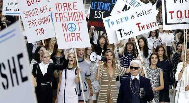 Chanel, la sfilata si trasforma in corteo femminista. Gisele in prima fila con Karl