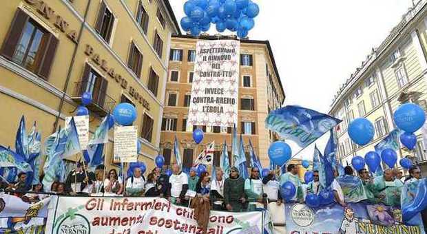 Infermieri in sciopero, protesta davanti a Montecitorio. A rischio 30 mila interventi