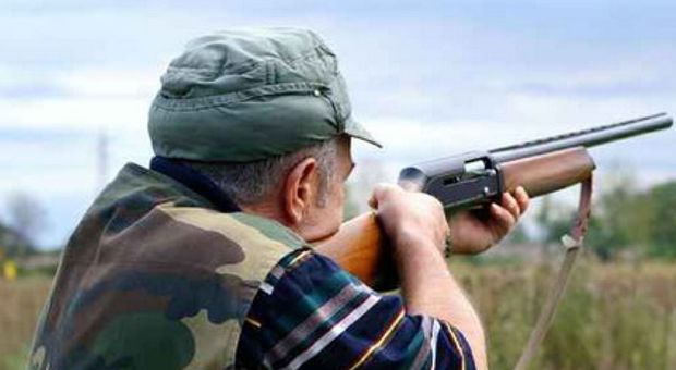 Anziano dal grilletto facile, si addestra con il fucile in giardino: denunciato