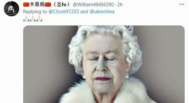 Tienanmen, ondata di falsi post sulla morte della Regina dopo i tweet britannici per ricordare il massacro