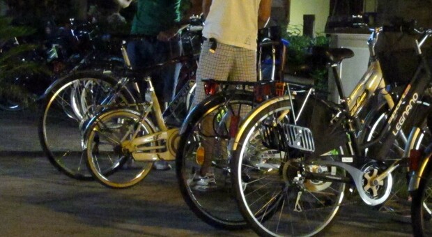 Turisti rapinano le biciclette per spassarsela in vacanza: denunciati