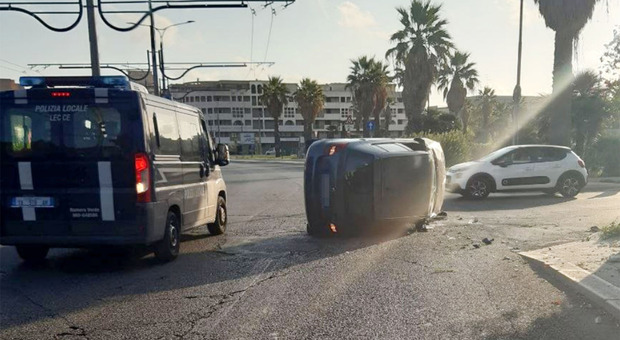 Lecce, perde il controllo dell'auto e va a sbattere contro un muro: ferito un 28enne