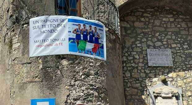 Papigno celebra la vittoria al Mondiali di canottaggio del suo concittadino con uno striscione: "Matteo Tonelli orgogliosi di te"