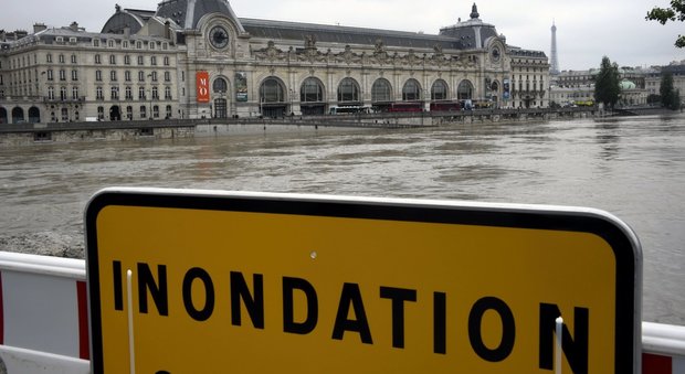 Parigi, piena della Senna: la capitale tira il fiato, ma nel resto della Francia resta l'allarme rosso