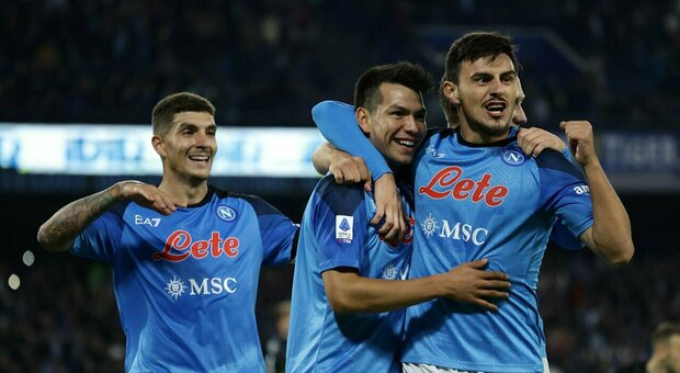 I giocatori del Napoli festeggiano il gol di Lozano