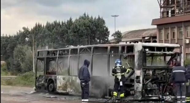 Bus prende fuoco: aveva appena accompagnato gli operai dell'ex Ilva. Tragedia sfiorata a Taranto