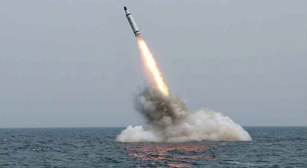 Corea del Nord, flop del test da sottomarino: il missile precipita subito dopo il lancio